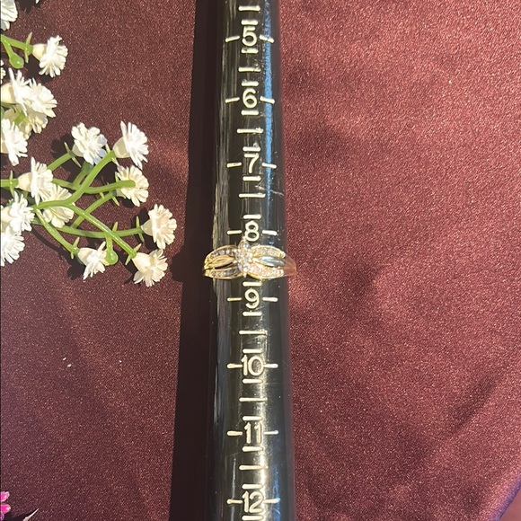 Elegant Gold Women's Ring - Picture 1 of 5